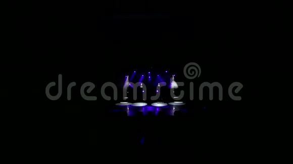舞台灯光和烟雾一个空的音乐会舞台上的彩色灯光与烟雾视频的预览图