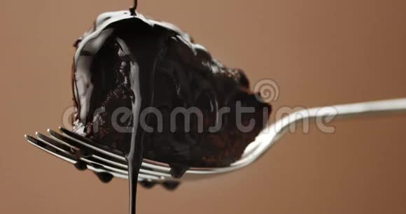 叉子上的巧克力蛋糕视频的预览图