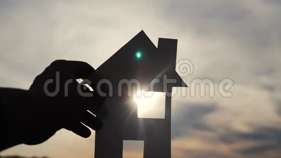 幸福家园建设理念男人手里拿着纸房日落时的生活方式视频的预览图