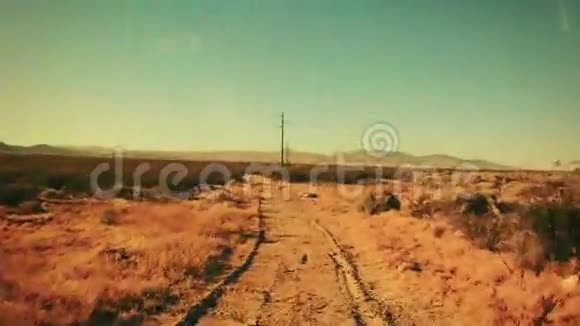 在炎热的沙漠里驾驶着一条泥土路视频的预览图