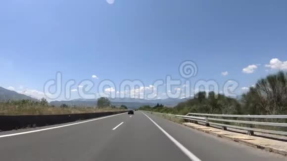 在高速公路上行驶前景视频的预览图