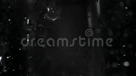 纯碱泡沫玻璃黑色背景视频的预览图