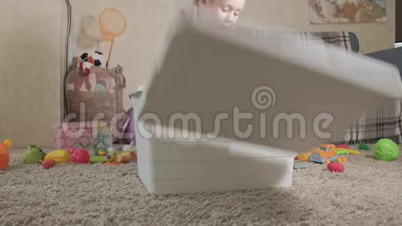 可爱的笑着的小男孩学龄前的金发女郎玩五颜六色的玩具坐在房间的地板上视频的预览图