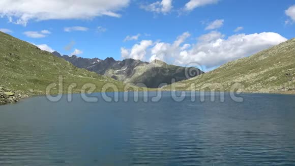 瑞士阿尔卑斯山脉的山峰和湖泊景观视频的预览图