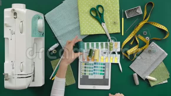 女裁缝设计师服装表顶部视图绿色背景视频的预览图