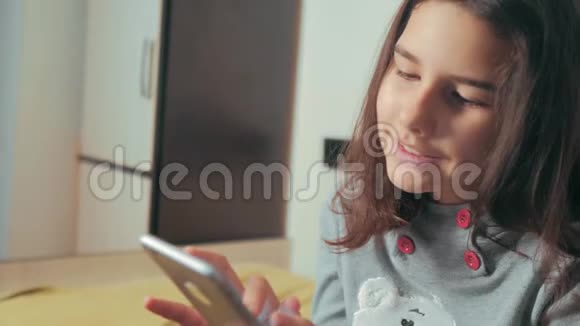 网上购物小女孩写了一条信息在社交媒体信使的生活方式聊天儿童技术视频的预览图