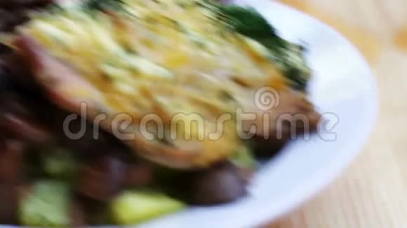 餐厅里的食物土豆牛排视频的预览图