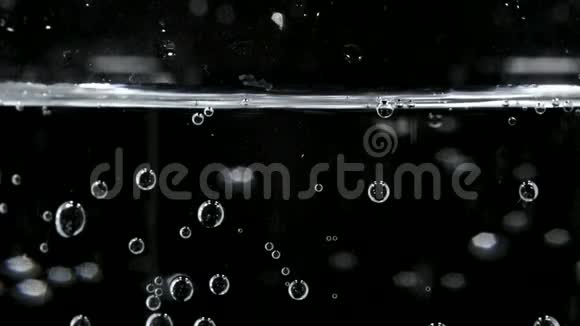 黑色背景下玻璃中的气泡视频的预览图