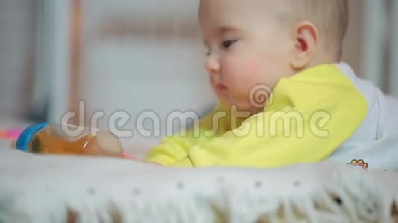小快乐宝宝在床上视频的预览图