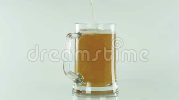 一杯啤酒放在白色背景上视频的预览图