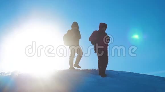 团队合作商业冬季冒险男游客攀爬山顶岩石峰团队生活阳光视频的预览图