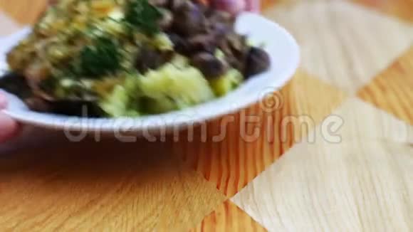 餐厅里的食物土豆牛排视频的预览图