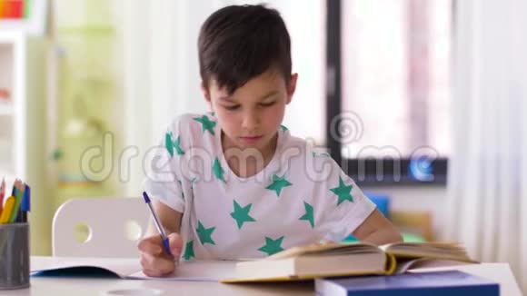 男孩在家写笔记本视频的预览图