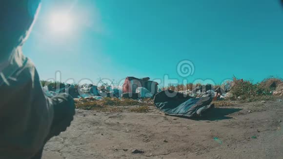 肮脏的流浪汉在垃圾场慢动作视频无家可归的无屋顶的人在垃圾场寻找食物无家可归的难民视频的预览图