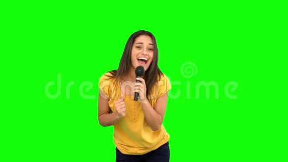 女人在绿屏上唱歌跳舞视频的预览图