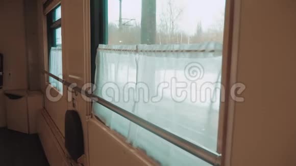 铁路车厢内的内部马车概念火车旅行生活方式旅行美丽的景色视频的预览图