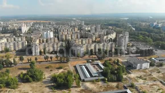城市住宅多层建筑的鸟瞰图视频的预览图