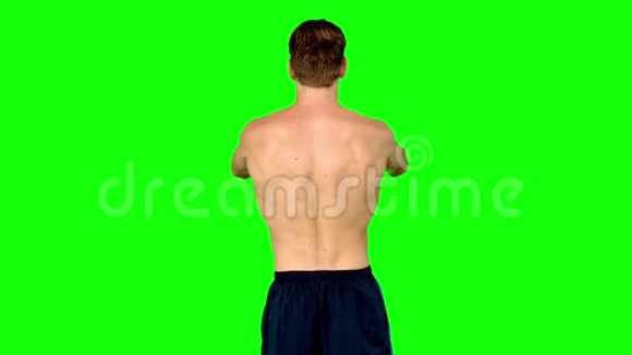 穿着衬衫的人展示了他的肌肉视频的预览图