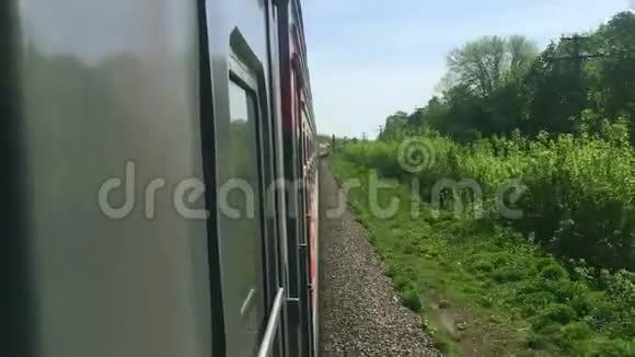 铁路出行理念火车头列车乘用马车乘生活轨道大自然美丽视频的预览图