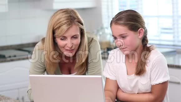 妈妈和女儿用笔记本电脑视频的预览图