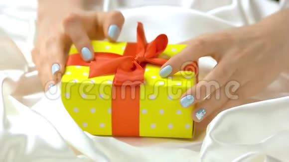 美丽的礼物和女性的手视频的预览图