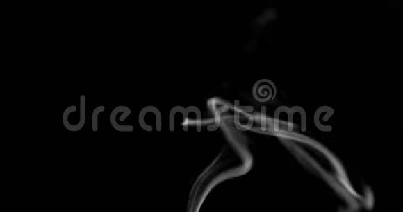 白色烟雾漂浮在黑色背景下的空间中视频的预览图