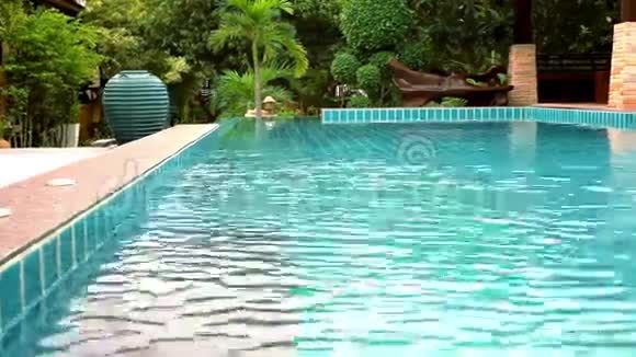 清澈的蓝色游泳池靠近热带地区视频的预览图