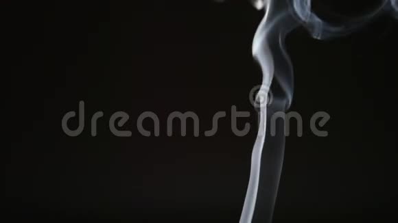 黑色背景下卷曲的烟雾视频的预览图