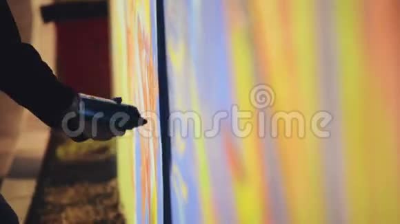 成人男性涂鸦艺术家喷涂墙城市户外街道艺术理念视频的预览图
