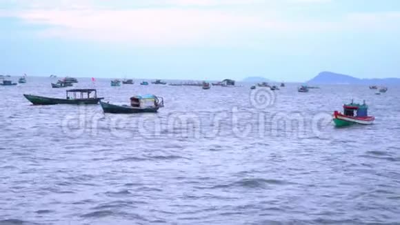 站周边大量传统渔船越南的村庄越南的小岛打开船视频的预览图