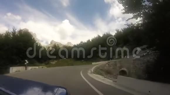 乘坐越野车在山区公路上行驶视频的预览图