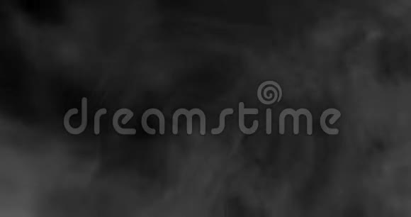 白色烟雾漂浮在黑色背景下的空间中视频的预览图