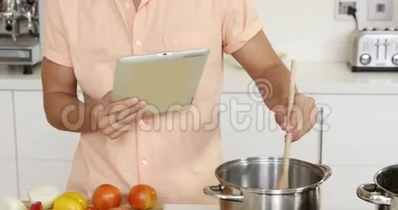 男人在厨房做饭视频的预览图