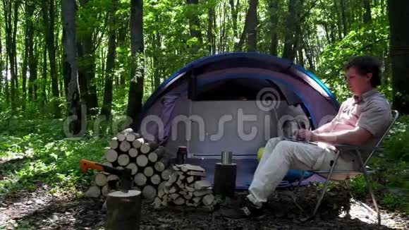 在帐篷营地工作的人视频的预览图