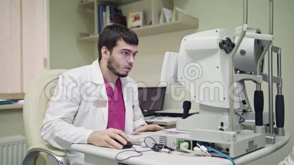 设备的眼科医生视频的预览图