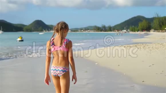活跃的小女孩在海滩上玩得很开心视频的预览图