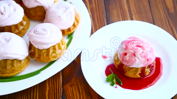 甜松饼和浆果奶油视频的预览图