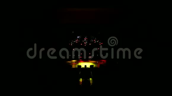 舞台灯光和烟雾一个空的音乐会舞台上的彩色灯光与烟雾视频的预览图