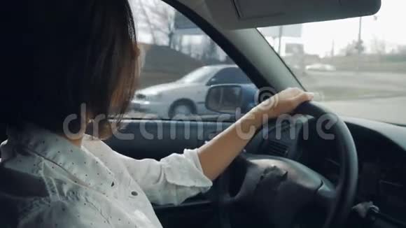 年轻女子开着车视频的预览图