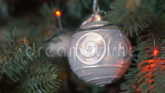 圣诞树上的圣诞装饰视频的预览图