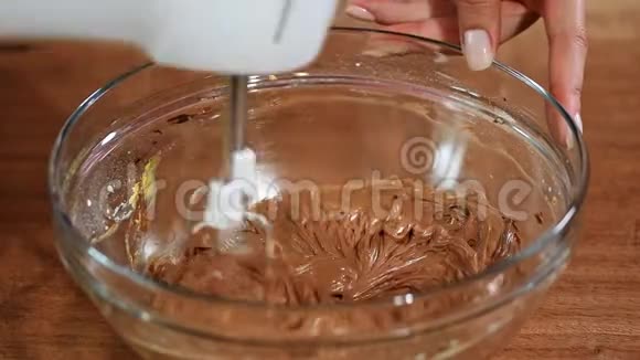 巧克力面团与面团搅拌机混合视频的预览图