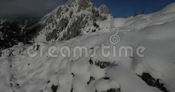 雪山山脊的鸟瞰图视频的预览图
