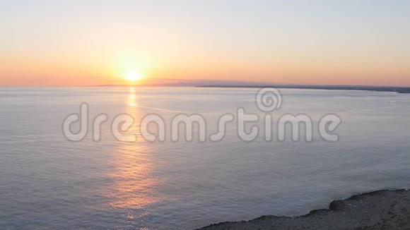 日落时美丽的大海视频的预览图