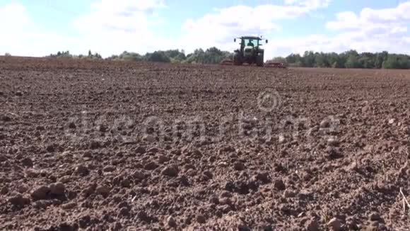 拖拉机耕种农田土壤视频的预览图