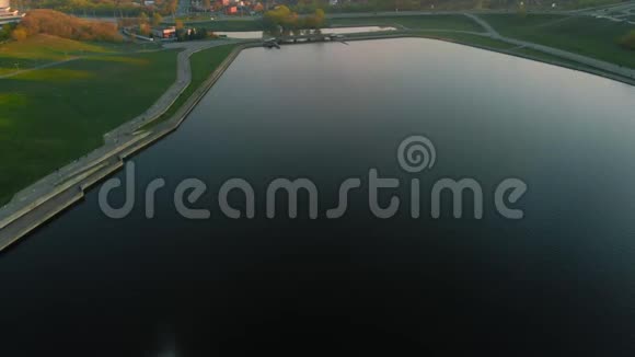 日落时的高喷泉无人驾驶飞机的空袭视频的预览图