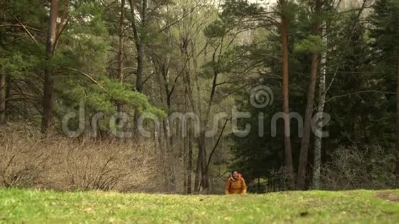 那个带着红色背包的女人在森林路上旅行斯堪的纳维亚人散步视频的预览图