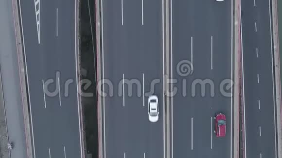 空中无人机飞越道路交通二级道路路口上景视频的预览图