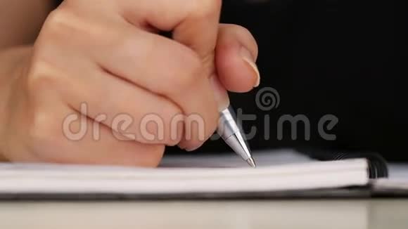 手在纸上书写视频的预览图