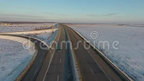 从上面看到高速公路从无人机看到视频的预览图