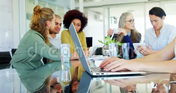 女性使用笔记本电脑同事在4k背景下互动视频的预览图